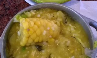 Tradicional sopa El Ajiaco com Arepa e abacate